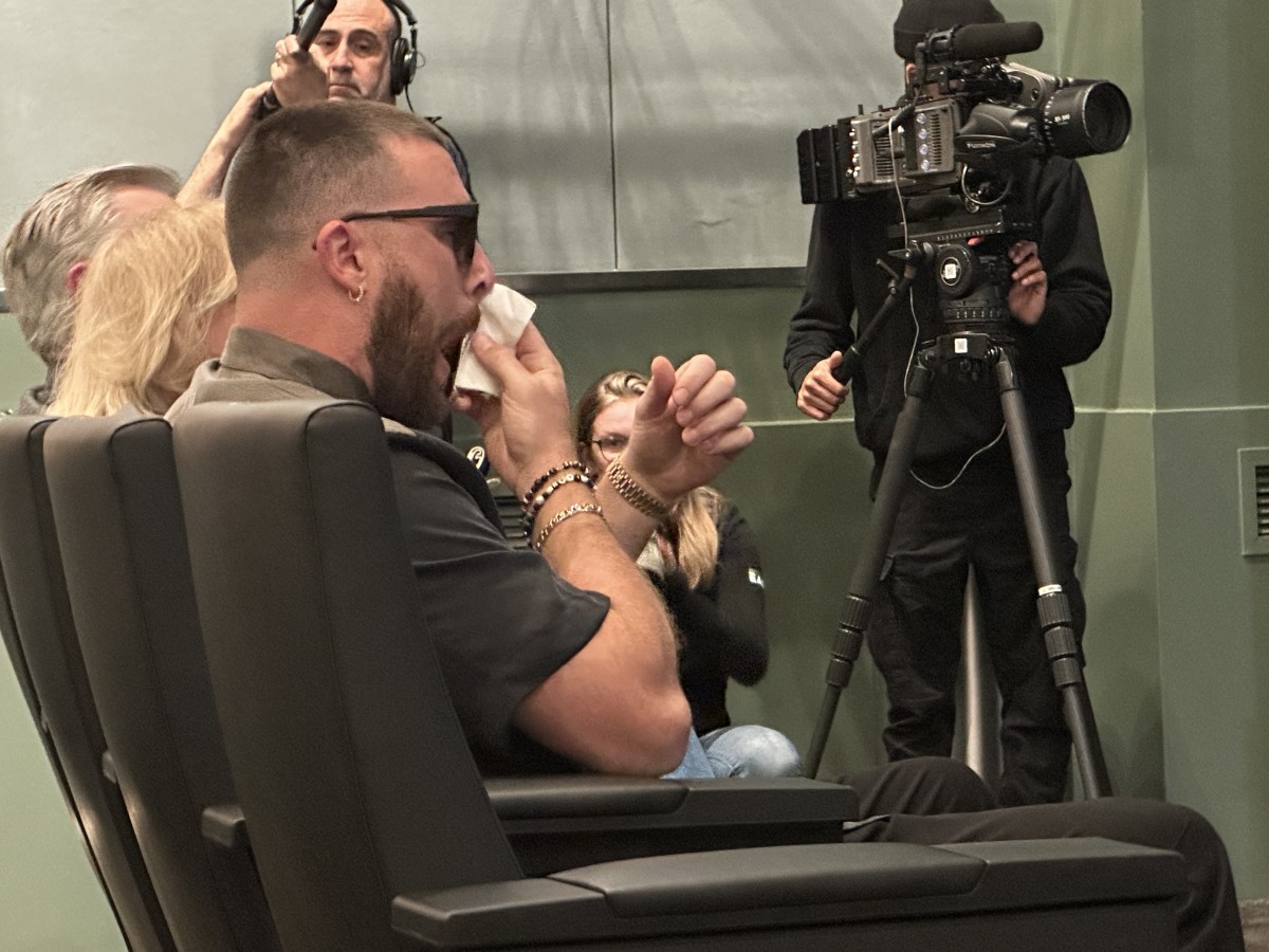Travis Kelce gets emotional watching brother Jason Kelce retire from football